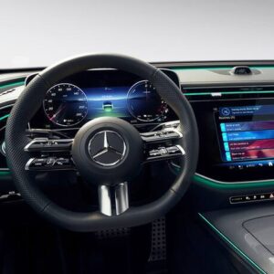 Interior de un Mercedes-Benz con volante y pantalla digital encendida