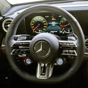 Retrofit de volante Mercedes-AMG CLA con doble pantalla digital personalizada